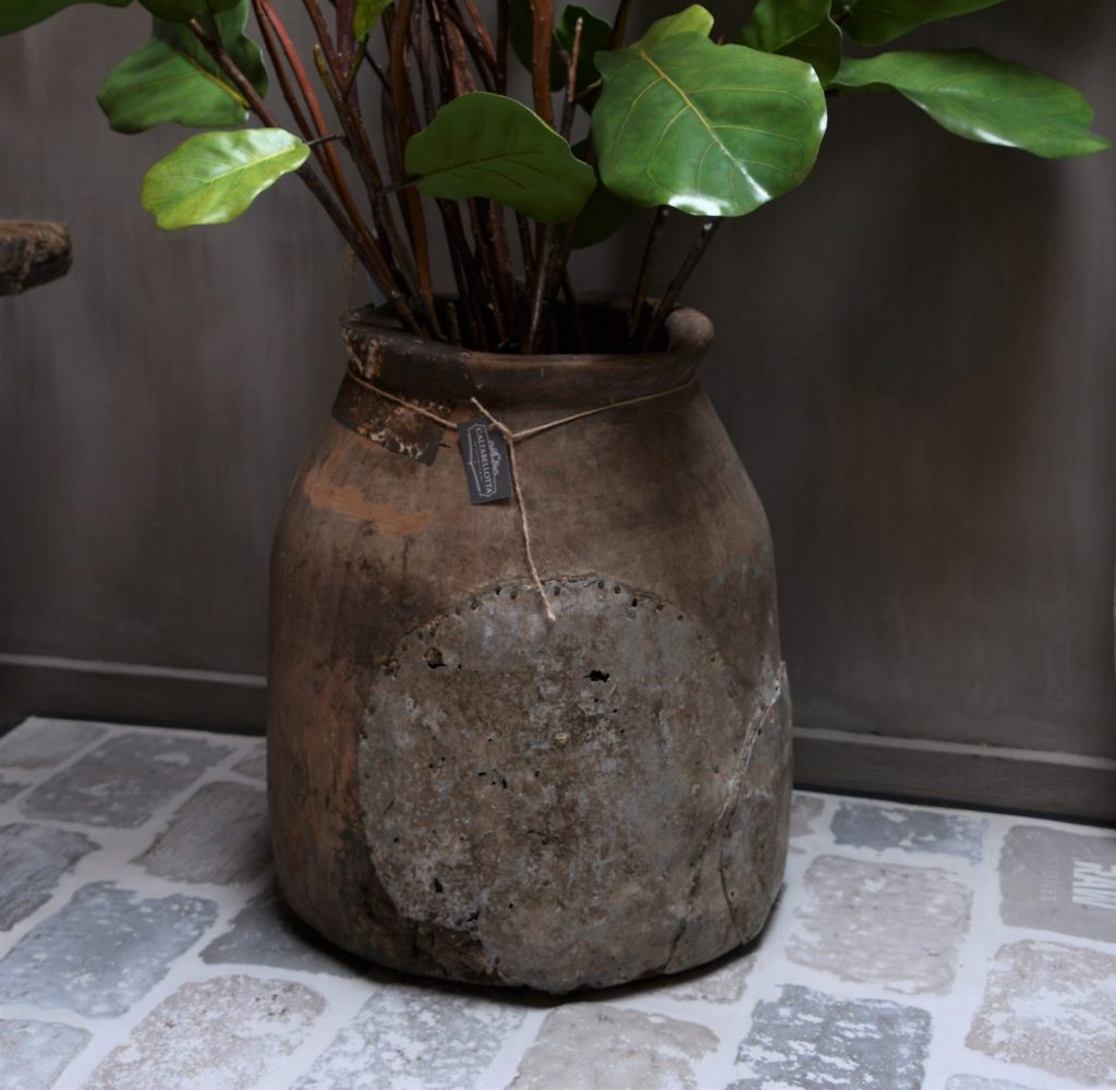 Oude Houten Pot Met Metalen Stukken